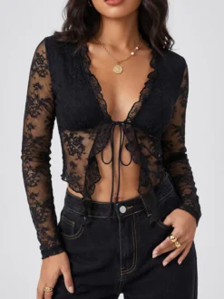 Top court en dentelle florale transparente col en V volants nœud sur le devant manches longues cache-maillot en résille