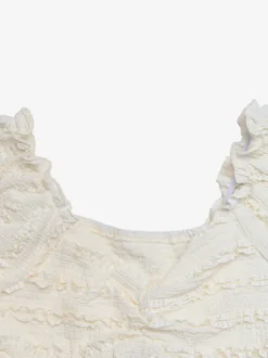 Top d'été blanc crème à col en V buste froncé et ourlet évasé smocké