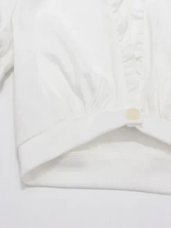 Top d'été court blanc crème à buste froncé manches bouffantes à volants et coupe cache-cœur