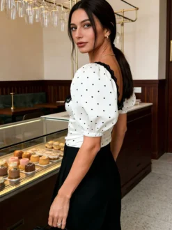 T-shirt d'été à manches courtes blanc à pois plissé et col carré pour femme