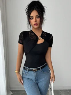 T-shirt à manches courtes en dentelle noire à col asymétrique pour femme