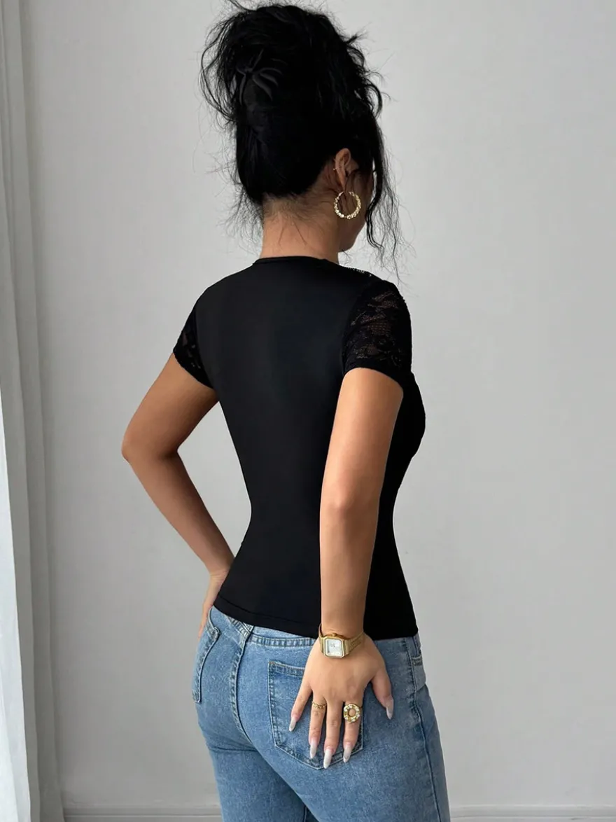 T-shirt à manches courtes en dentelle noire à col asymétrique pour femme