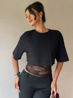 T-shirt à manches courtes en dentelle noire à col montant pour femme