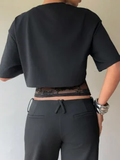 T-shirt à manches courtes en dentelle noire à col montant pour femme