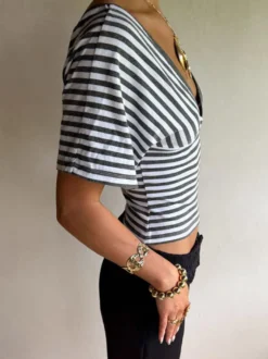 T-shirt à manches courtes à rayures grises et col en V pour femme