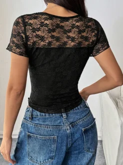 T-shirt noir à manches courtes en dentelle avec détails transparents 2026