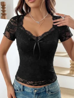 T-shirt noir à manches courtes et col en V découpé pour femme