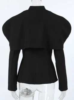 Veste blazer cintrée à basque et col montant pour femme épaules cape et boutons dorés