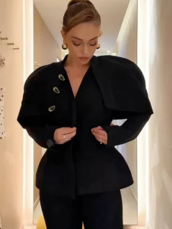 Veste blazer cintrée à basque et col montant pour femme épaules cape et boutons dorés