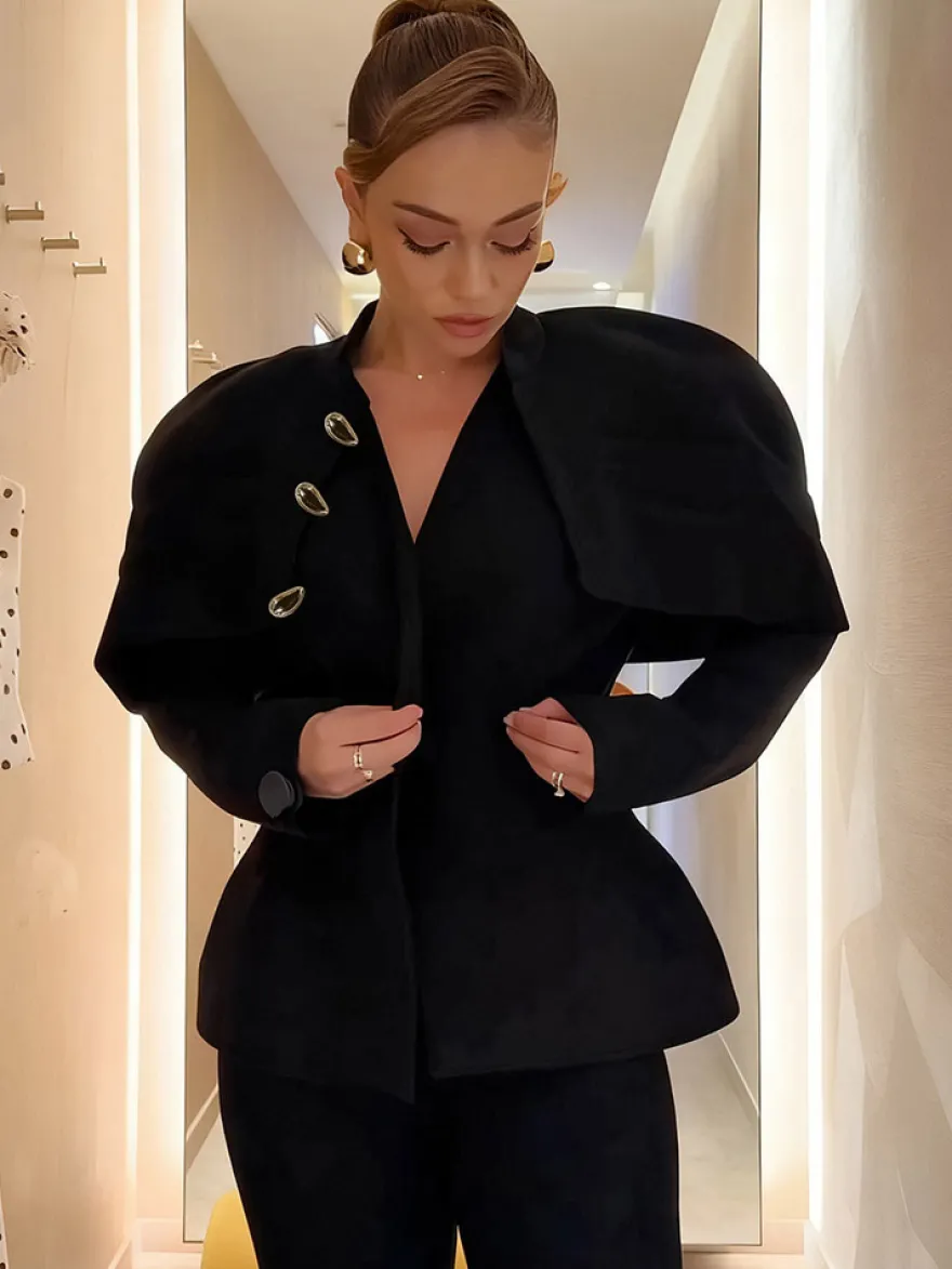 Veste blazer cintrée à basque et col montant pour femme épaules cape et boutons dorés