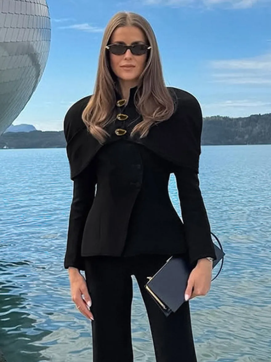 Veste blazer cintrée à basque et col montant pour femme épaules cape et boutons dorés