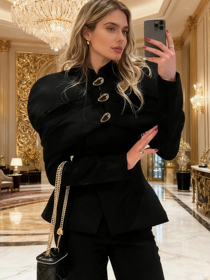 Veste blazer cintrée à basque et col montant pour femme épaules cape et boutons dorés