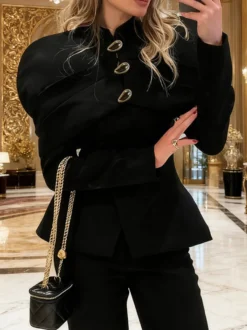 Veste blazer cintrée à basque et col montant pour femme épaules cape et boutons dorés