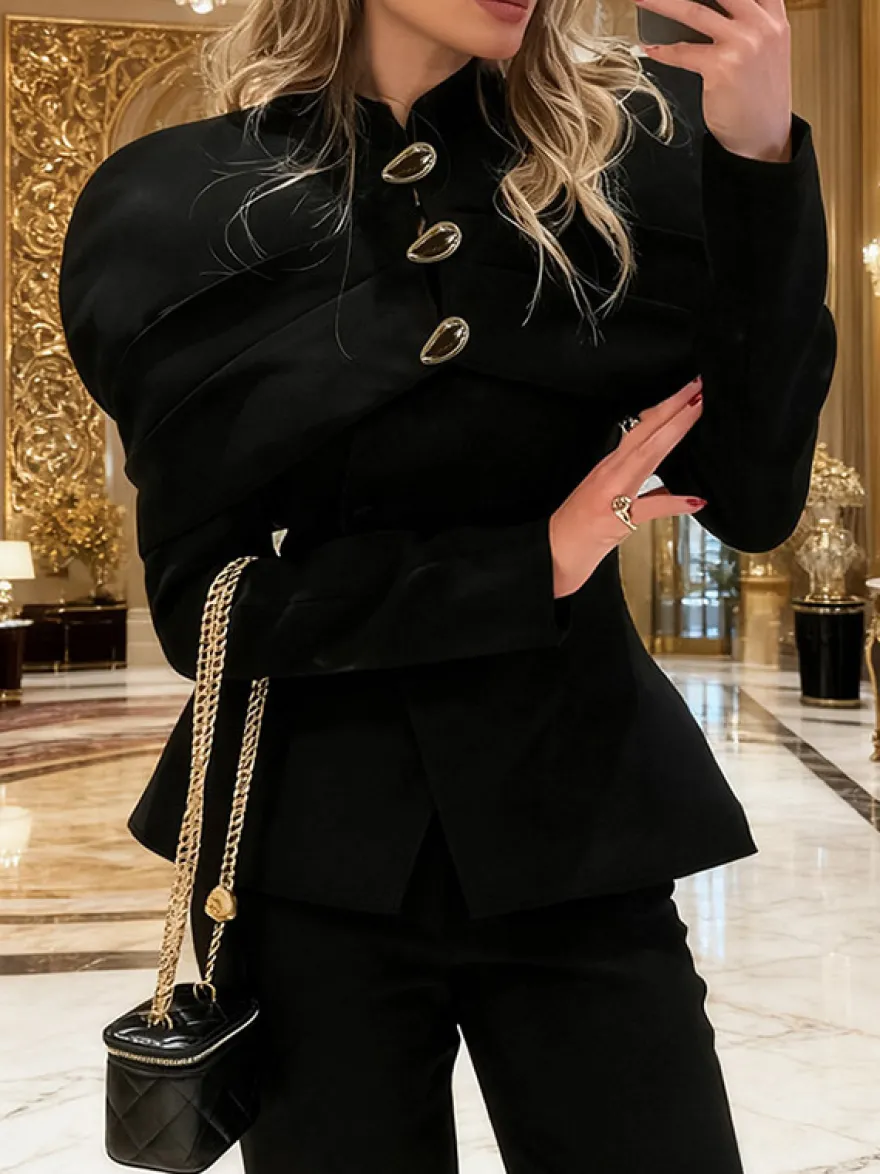 Veste blazer cintrée à basque et col montant pour femme épaules cape et boutons dorés