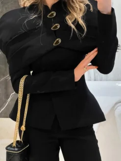 Veste blazer cintrée à basque et col montant pour femme épaules cape et boutons dorés
