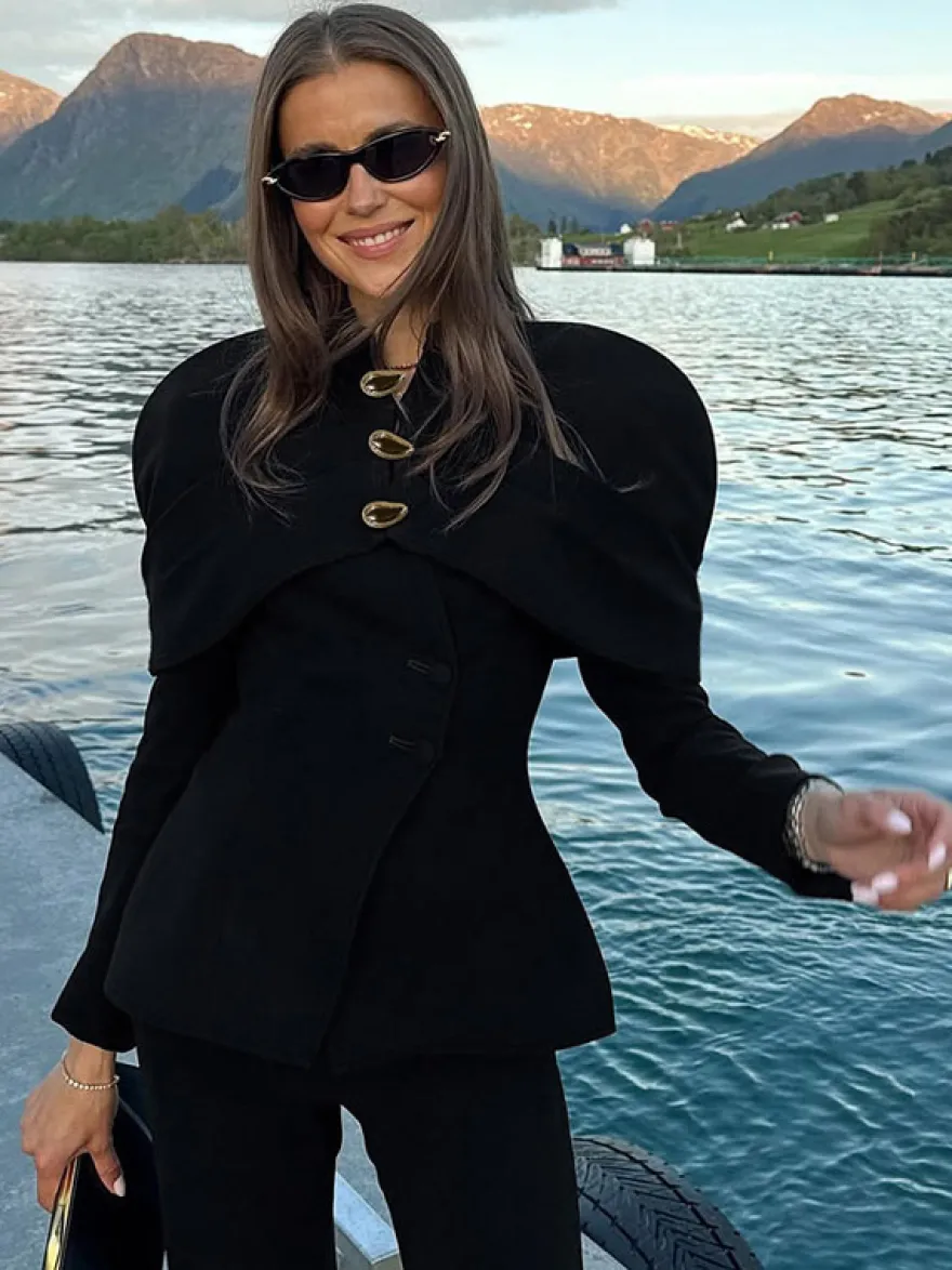 Veste blazer cintrée à basque et col montant pour femme épaules cape et boutons dorés