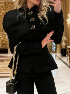 Veste blazer cintrée à basque et col montant pour femme épaules cape et boutons dorés