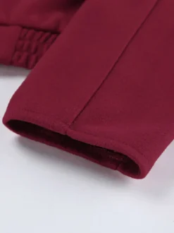 Veste bomber courte rouge bordeaux à col minimaliste fermeture éclair intégrale et poignets élastiques