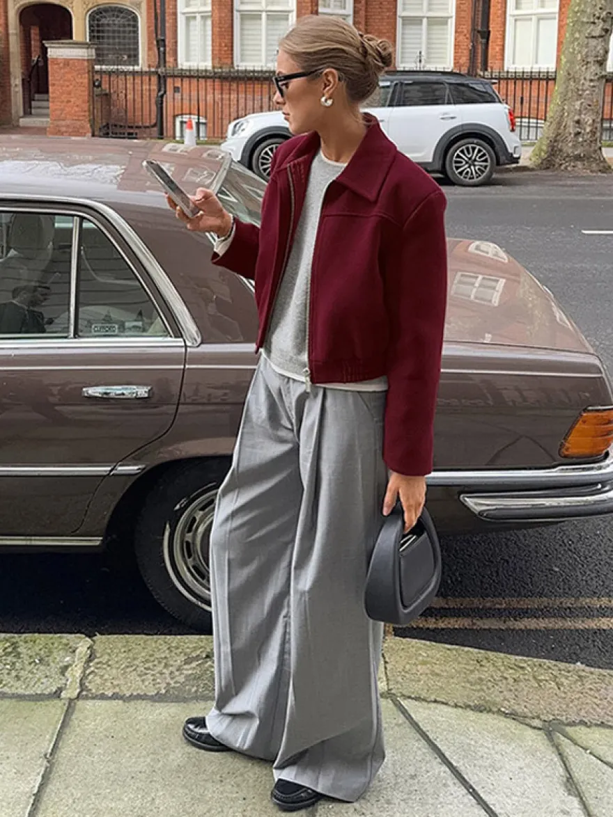 Veste bomber courte rouge bordeaux à col minimaliste fermeture éclair intégrale et poignets élastiques