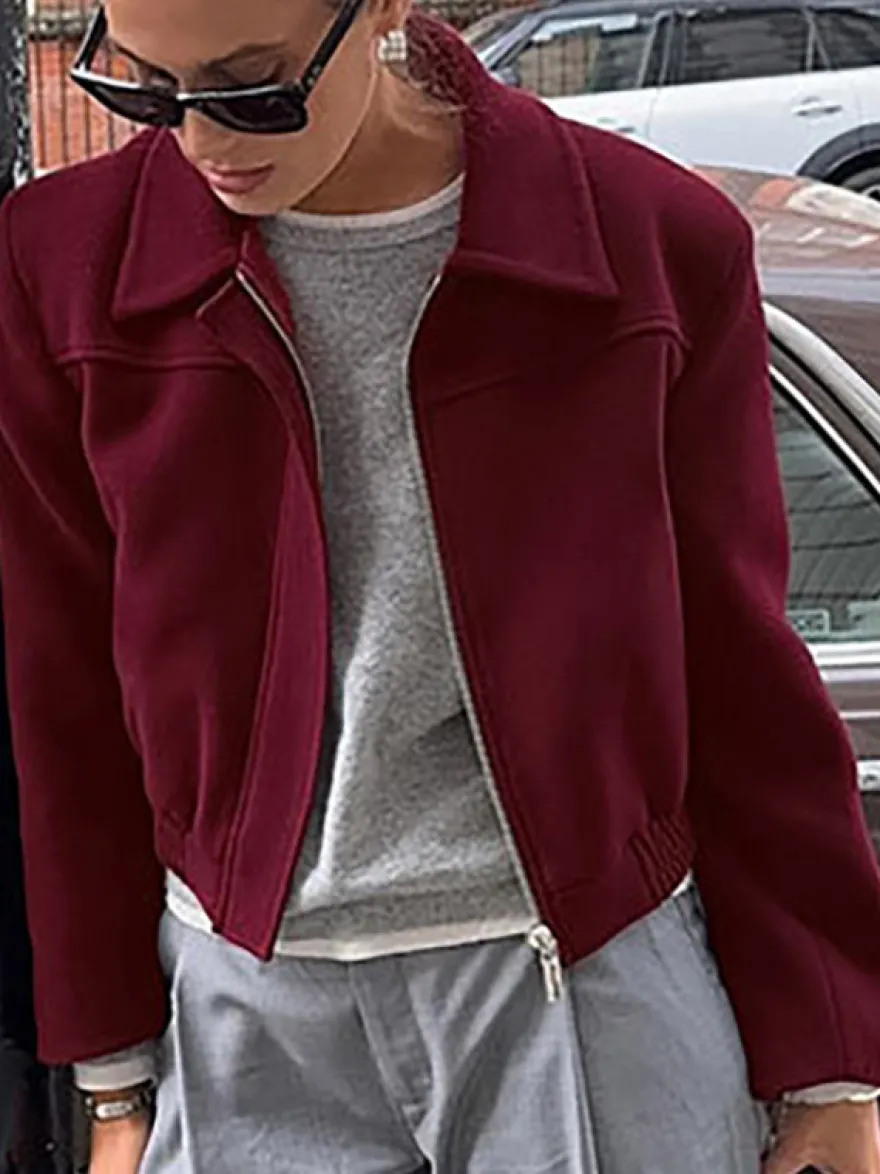 Veste bomber courte rouge bordeaux à col minimaliste fermeture éclair intégrale et poignets élastiques