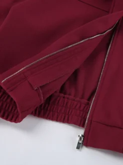 Veste bomber courte rouge bordeaux à col minimaliste fermeture éclair intégrale et poignets élastiques