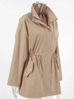 Veste coupe-vent kaki à col montant pour femme - Taille élastiquée avec cordon de serrage - Coupe ample - Style cargo utilitaire - Collection printemps 2026