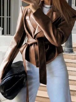Veste courte en similicuir à revers et ceinture style motard avec ceinture à nouer à la taille