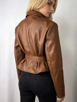 Veste courte en similicuir à revers et ceinture style motard avec ceinture à nouer à la taille