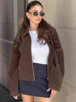 Veste courte femme en daim moka - Fermeture éclair minimaliste col polo coupe carrée - Idéale pour un look streetwear printanier décontracté (collection printemps 2026)