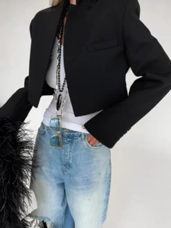 Veste de costume courte à col mandarin poche avant coupe ajustée.