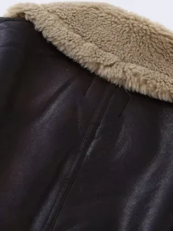 Veste de motard courte doublée en fausse fourrure marron col large et duveteux poignets zippés