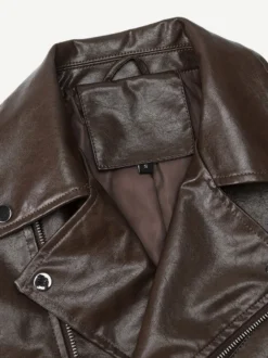 Veste de motard courte en cuir marron fermeture éclair à revers et ceinture coupe ajustée.