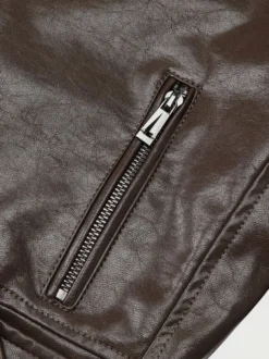 Veste de motard courte en cuir marron fermeture éclair à revers et ceinture coupe ajustée.