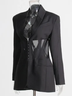 Veste de tailleur cintrée à corset en maille ajourée et dos transparent avec baleines à la taille.