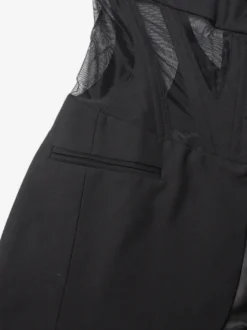 Veste de tailleur cintrée à corset en maille ajourée et dos transparent avec baleines à la taille.