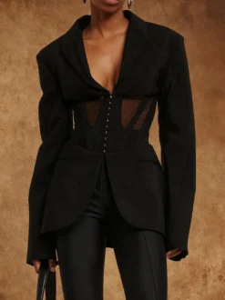 Veste de tailleur cintrée à corset en maille ajourée et dos transparent avec baleines à la taille.