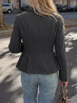 Veste de tailleur courte à basque en laine mélangée gris foncé double boutonnage revers et taille cintrée pour femme