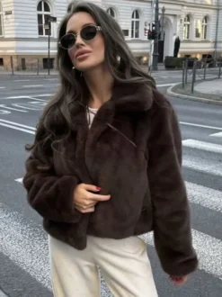 Veste en fausse fourrure écologique à revers classique pour femme 2026