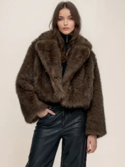 Veste en fausse fourrure marron à revers cranté collection hiver 2026 pour femmes