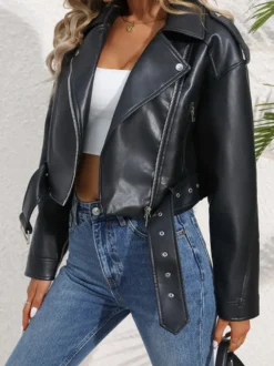 Veste punk courte pour femme style motard en cuir PU avec revers et ceinture.