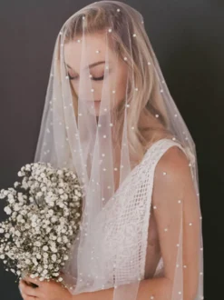 Voile de mariée à un niveau avec perles et bords coupés en cascade